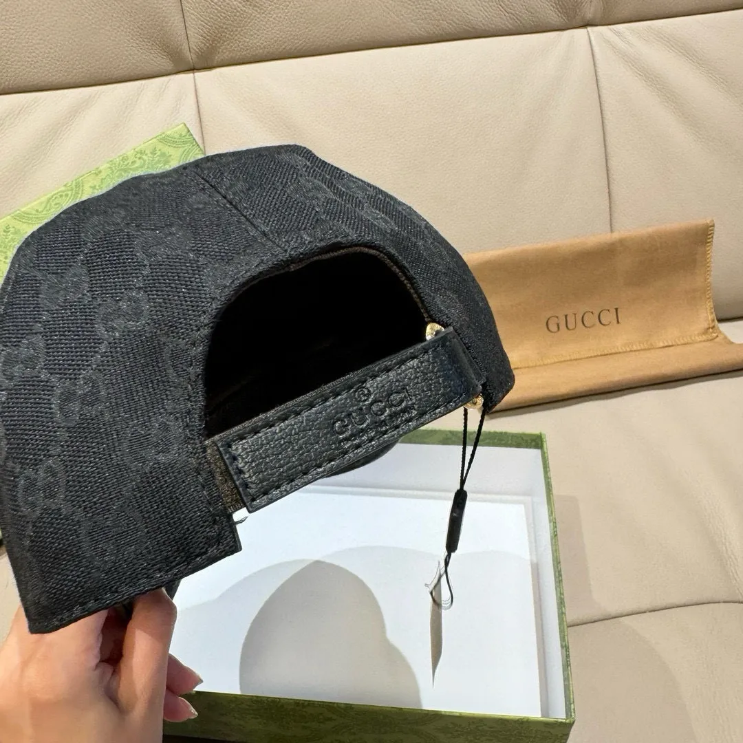 P90., Gucci (Gucci) new original baseball cap, Gucci hot stamping, the latest model at the counter, 1:1 custom mold opening, genuine mold opening, original canvas fabric + first layer of cowhide, original quality! The quality is great, the basic head circumference is 56cm, and the patch is adjustable.