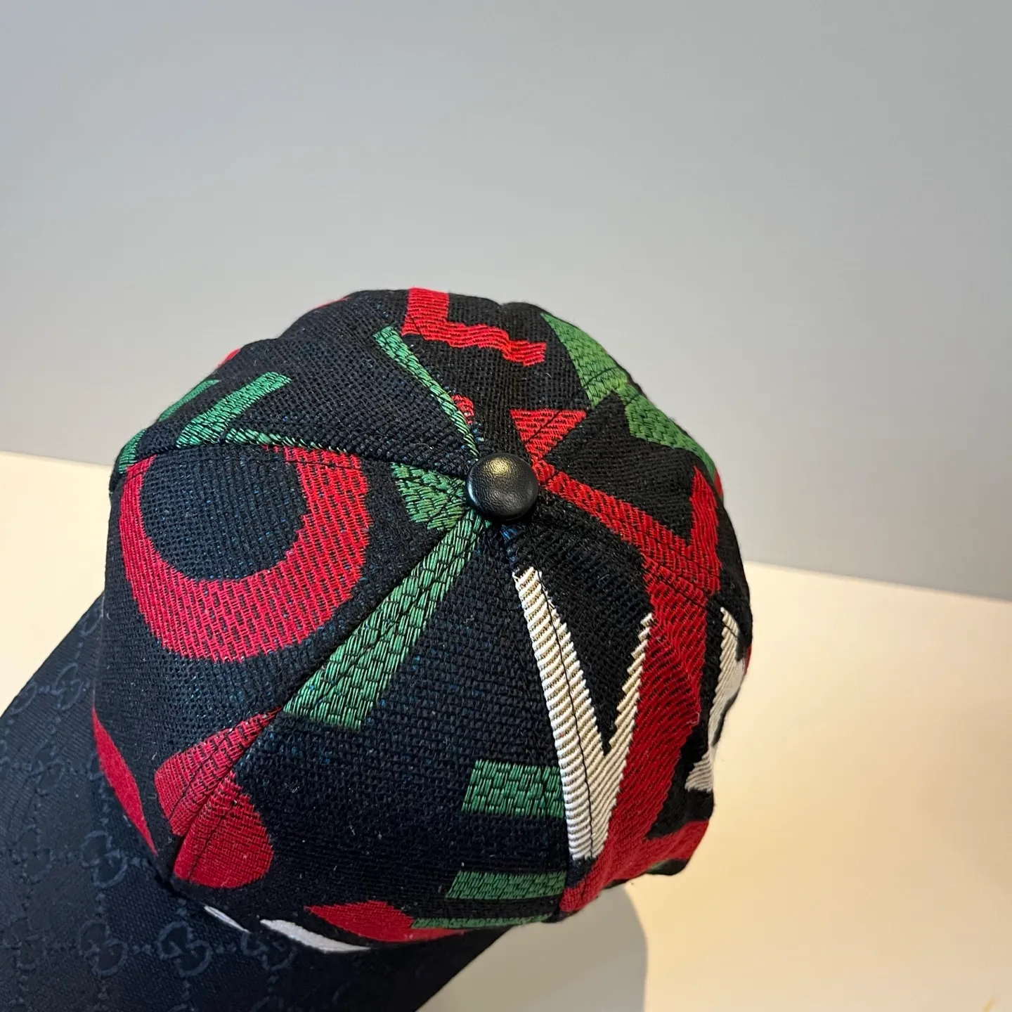 P60 Gucci Baseball Cap♥️GUCCI🧢New product from the official website, baseball cap, original quality, very popular 🔥🎩 The craftsmanship is very exquisite, high-end and classy! Low-key luxury, easy to carry! Running volume!
