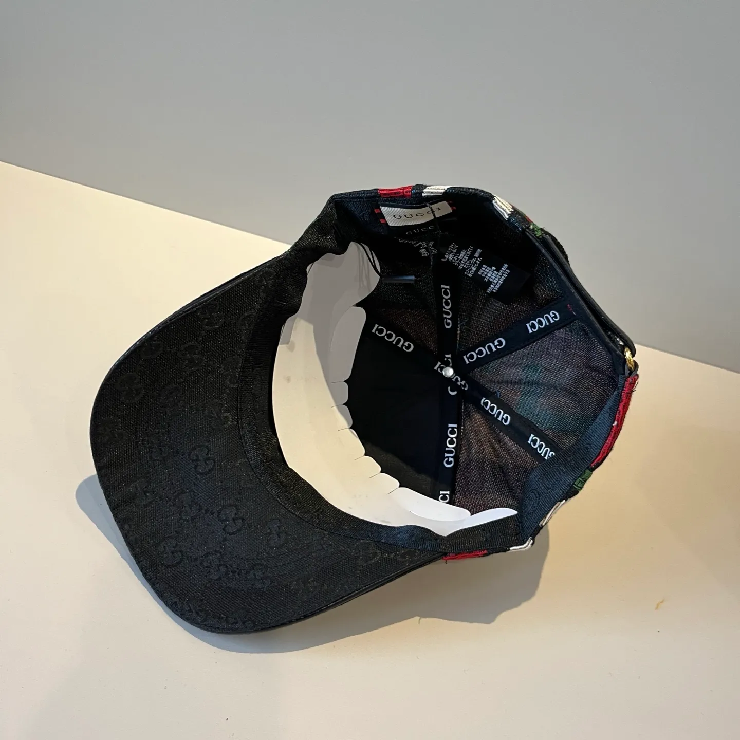 P60 Gucci Baseball Cap♥️GUCCI🧢New product from the official website, baseball cap, original quality, very popular 🔥🎩 The craftsmanship is very exquisite, high-end and classy! Low-key luxury, easy to carry! Running volume!