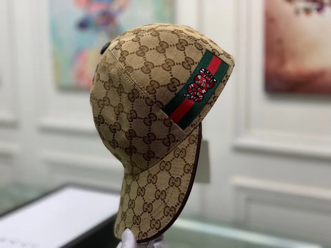 🉐120 Gucci (Gucci) new original baseball cap, embroidered python, 1:1 mold customization, heavy embroidery, delicate and luxurious, details comparable to counters, original canvas fabric + first-layer cowhide, pure cotton lining, great quality! The first choice for handsome men and beautiful women, fashionable and versatile. The basic head circumference is 56cm, the patch is adjustable, and the genuine two-color version is shipped from the counter.