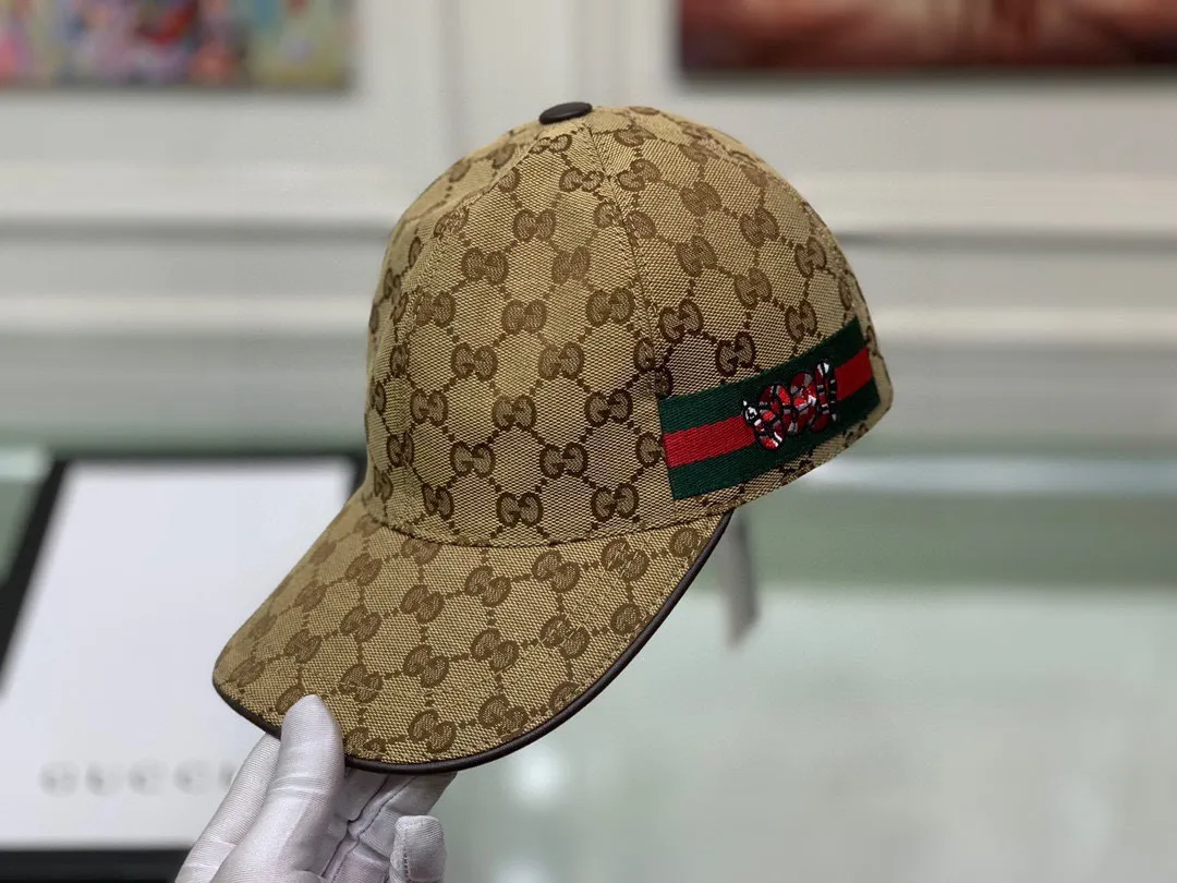 🉐120 Gucci (Gucci) new original baseball cap, embroidered python, 1:1 mold customization, heavy embroidery, delicate and luxurious, details comparable to counters, original canvas fabric + first-layer cowhide, pure cotton lining, great quality! The first choice for handsome men and beautiful women, fashionable and versatile. The basic head circumference is 56cm, the patch is adjustable, and the genuine two-color version is shipped from the counter.