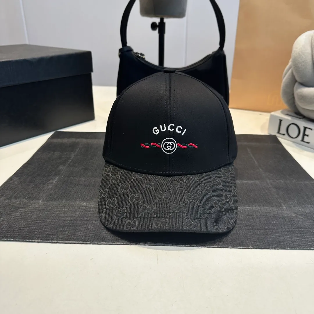 P56 Gucci Baseball Cap♥️GUCCI🧢New product from the official website, baseball cap, original quality, hot arrival 🔥🎩 The craftsmanship is very exquisite, high-end and classy! Low-key luxury, easy to carry! Running volume!