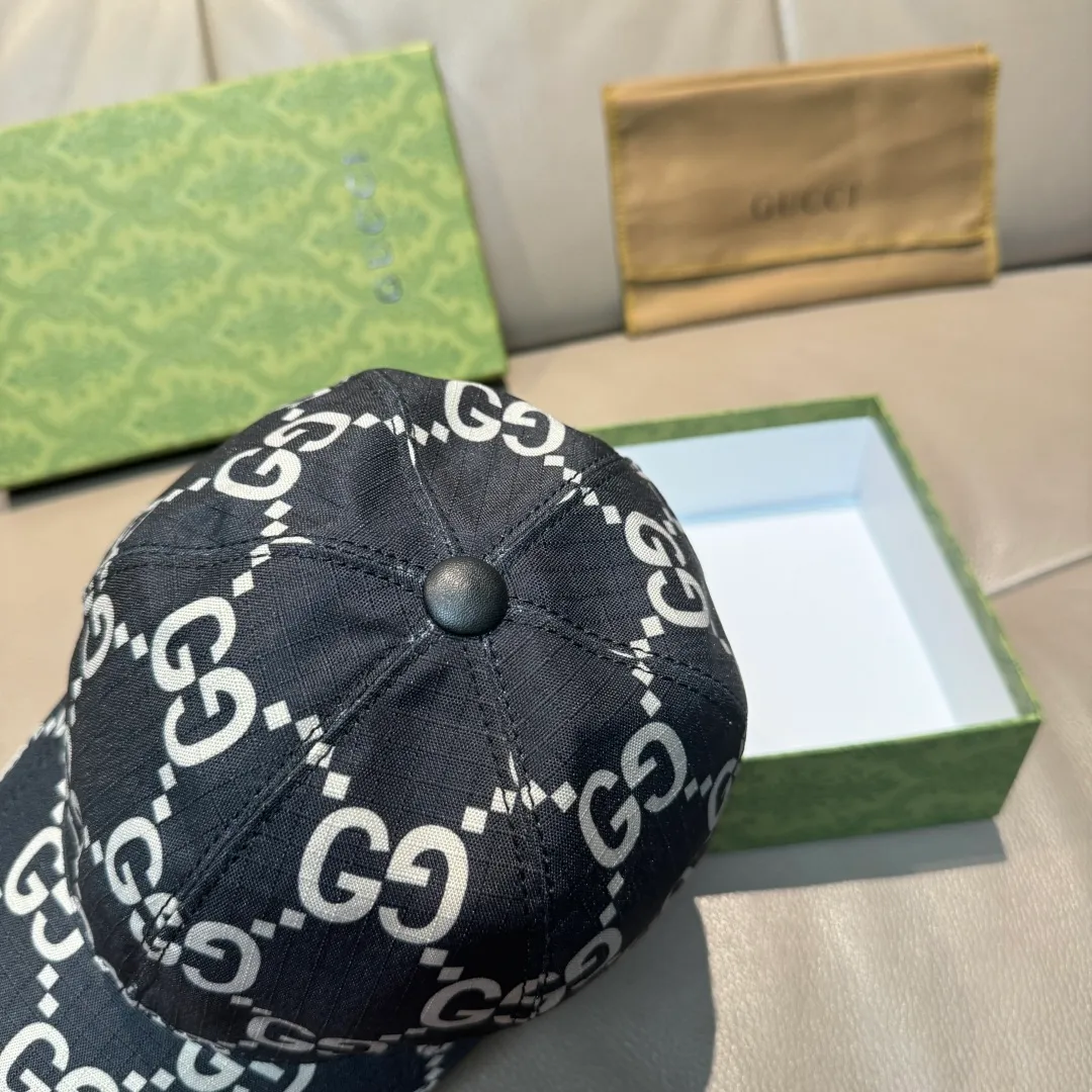 p90 New model shipped from official website. Gucci's latest original baseball cap, large double G, 1:1 mold customization at the counter, perfect alignment, original canvas fabric + first-layer cowhide, light and breathable! The basic head circumference is 56cm, and the patch is adjustable.