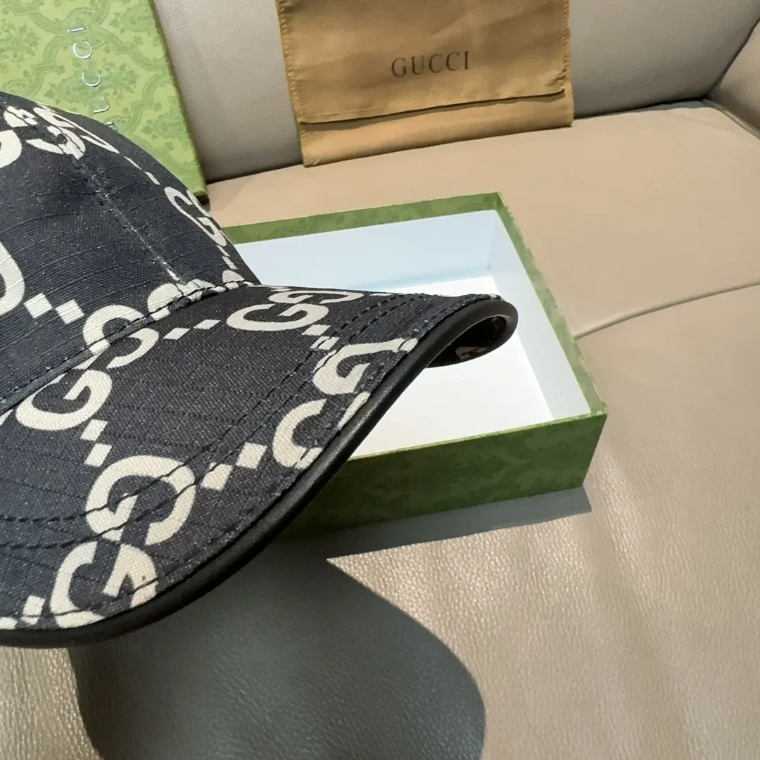 p90 New model shipped from official website. Gucci's latest original baseball cap, large double G, 1:1 mold customization at the counter, perfect alignment, original canvas fabric + first-layer cowhide, light and breathable! The basic head circumference is 56cm, and the patch is adjustable.