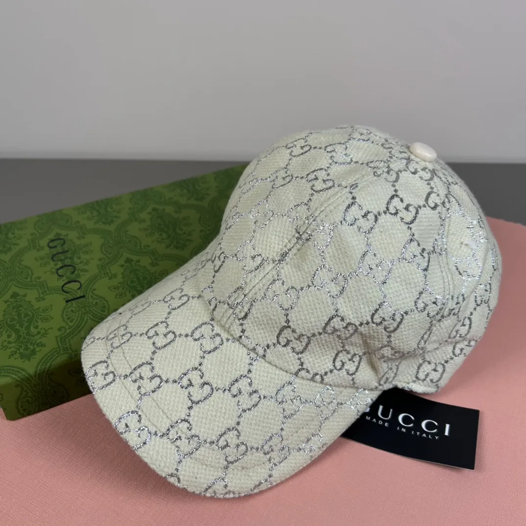 80💰Gucci (Gucci) new original baseball cap, counter purchase quality 1:1 mold customization, genuine mold opening hardware, original canvas fabric + first-layer cowhide, original factory quality! The quality is great and the patch is adjustable. Accurate matching, perfect integration of details and craftsmanship!
