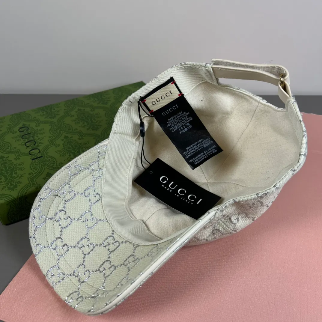 80💰Gucci (Gucci) new original baseball cap, counter purchase quality 1:1 mold customization, genuine mold opening hardware, original canvas fabric + first-layer cowhide, original factory quality! The quality is great and the patch is adjustable. Accurate matching, perfect integration of details and craftsmanship!