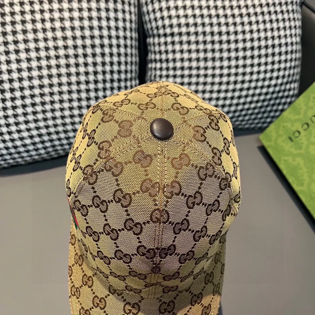 🉐️900,000-year-old classic model shipped!            , Gucci (Gucci) classic original baseball cap😍😍Little Bee, 1:1 mold opening and customization at the counter, the highest version, original canvas fabric + first layer of cowhide, pure cotton lining, light and breathable! Photographed in real life, suitable for men and women in all seasons, basic head circumference 56cm, adjustable patches.
