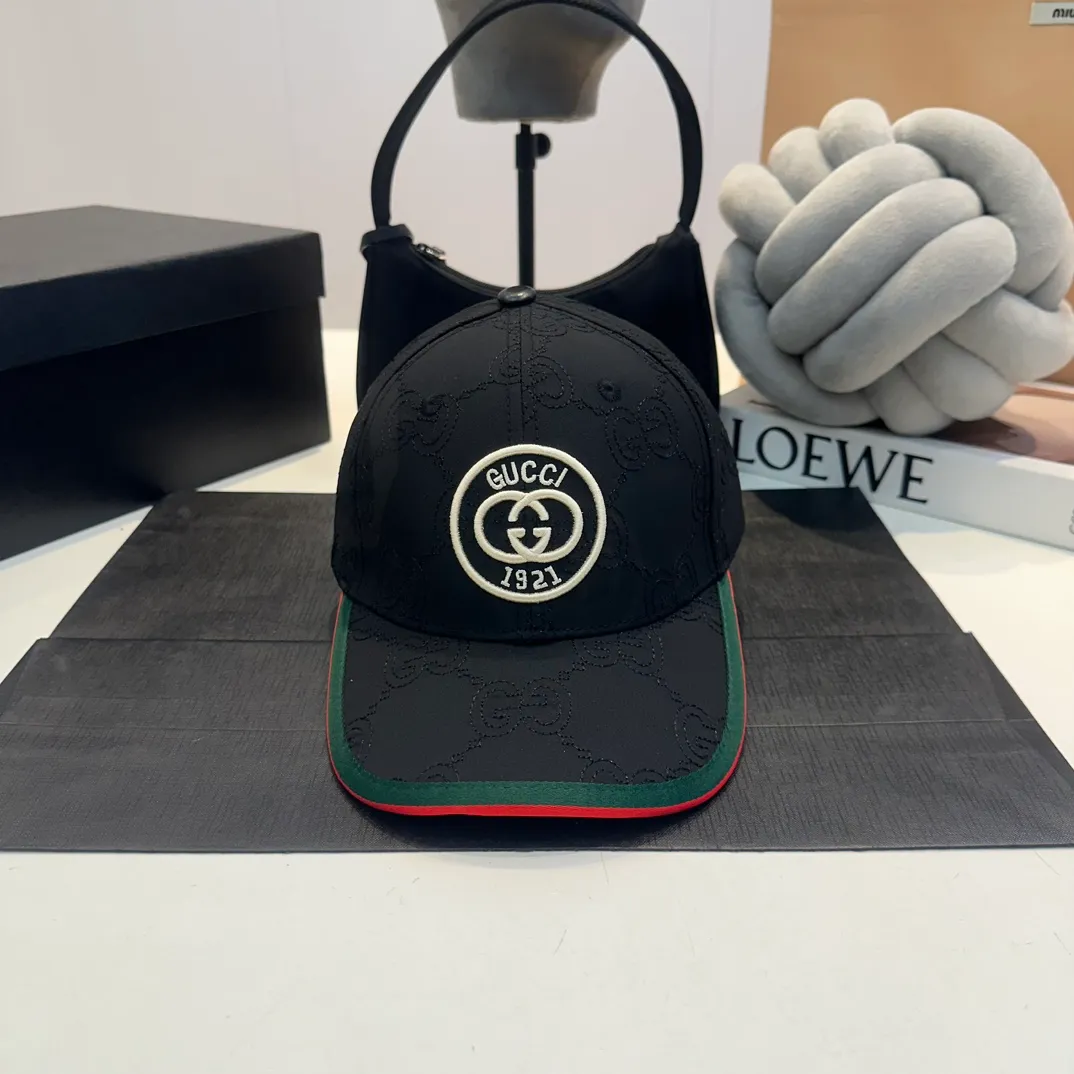P56 New model shipped from the official website Gucci's latest original baseball cap, large double G, customized at the counter with 1:1 mold opening, light and breathable! Basic head circumference 56, adjustable patch