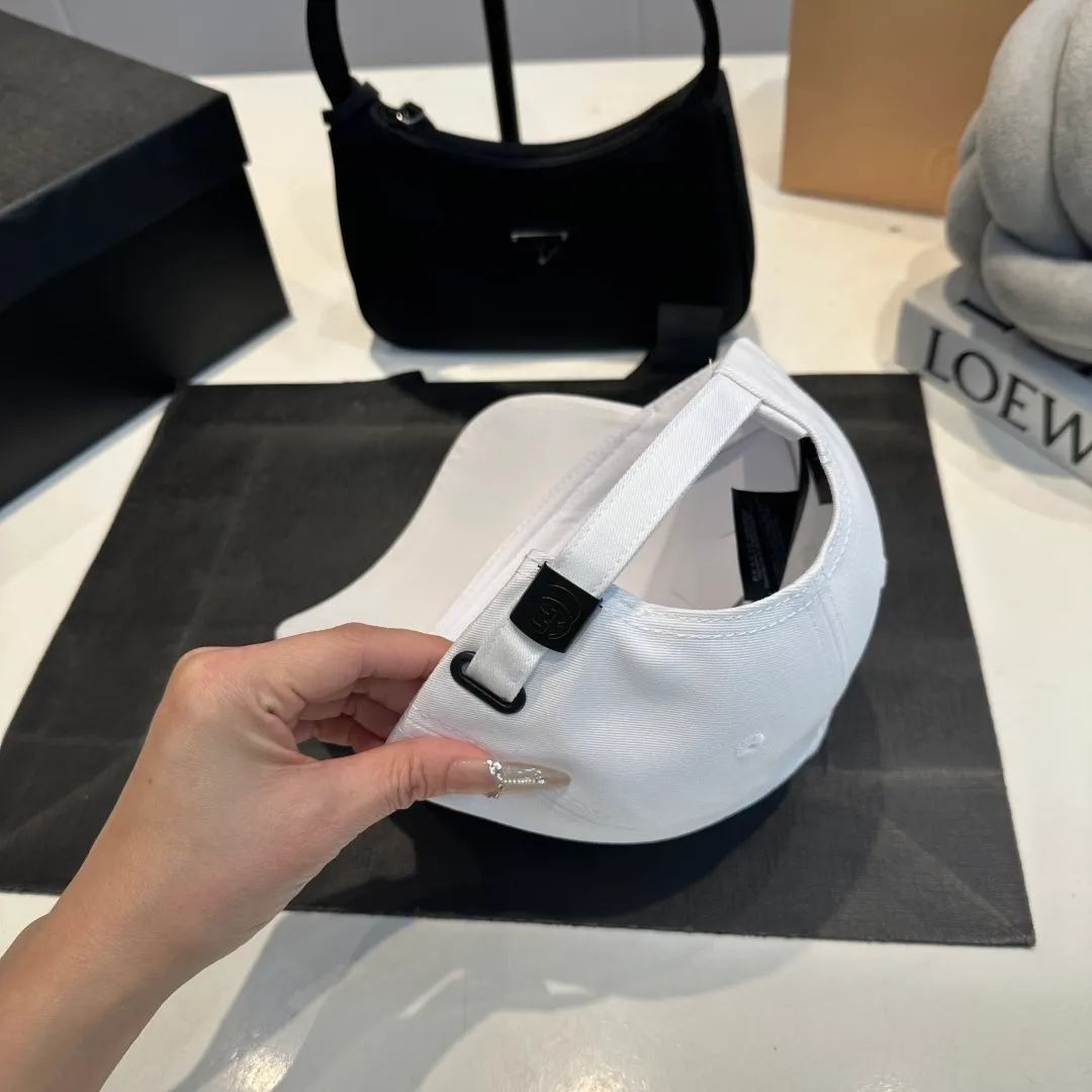 P56 Gucci Baseball Cap GUCCI official website new product, baseball cap, original quality is very popular, the workmanship is very exquisite, high-end atmosphere and class! Low-key luxury, easy to carry! Running volume!