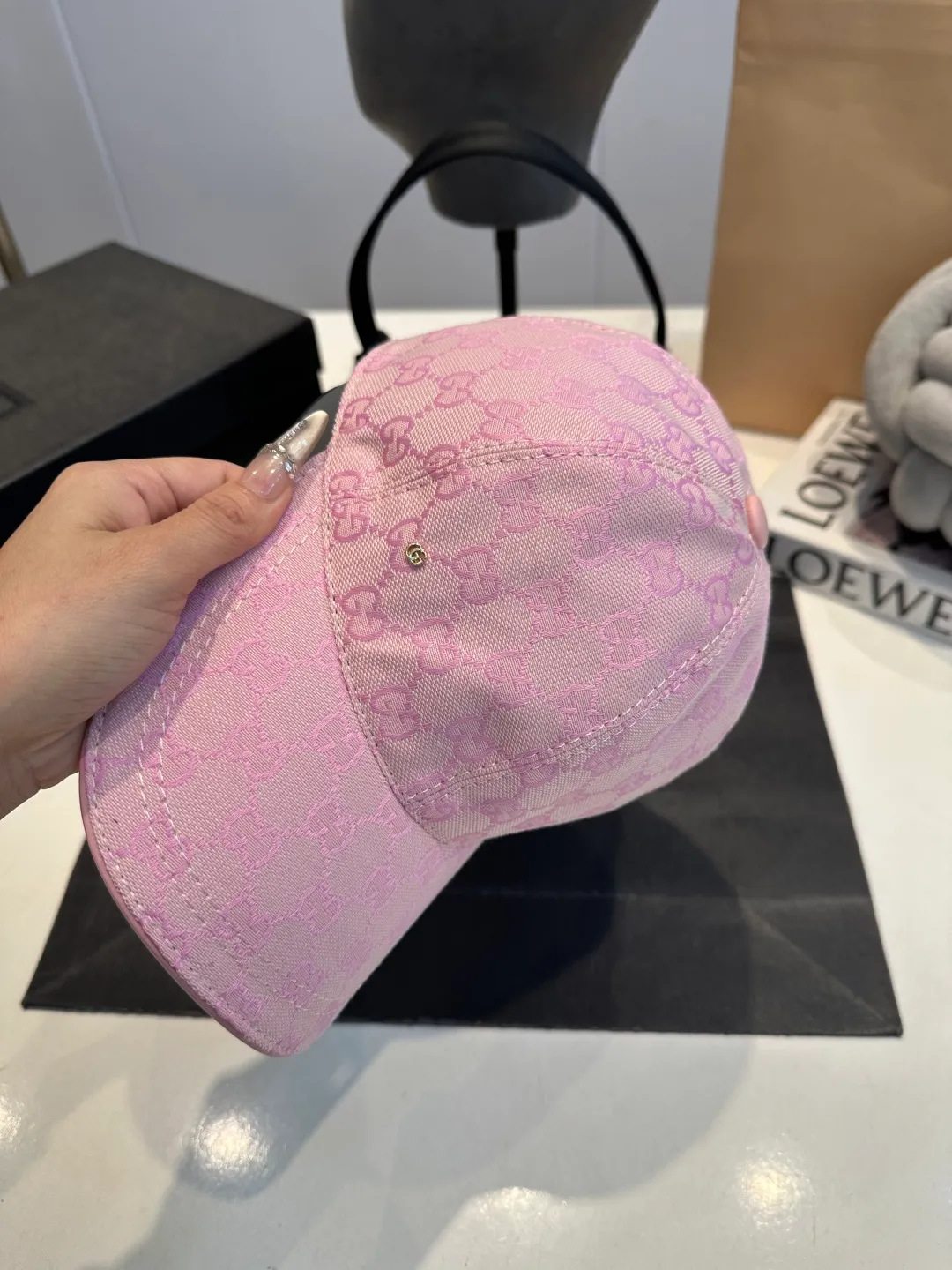 P90 Gucci (Gucci) new original baseball cap, metal small double G, the latest model at the counter, 1:1 mold opening and customization, genuine mold opening hardware, original canvas fabric + first layer of cowhide, original quality! The quality is great, the basic head circumference is 56cm, and the patch is adjustable.