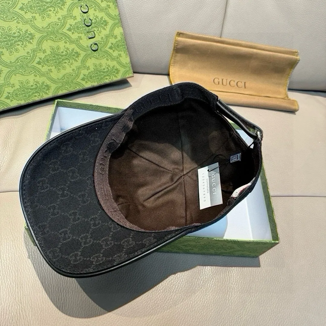 P90, Gucci (Gucci) original baseball cap, bronzing double G, 1:1 mold customization, the highest version, original canvas + first layer of cowhide, pure cotton lining, light and breathable, real shot! To be the most handsome boy among the crowd, it must be you! The basic head circumference is 56cm, and the patch is adjustable.