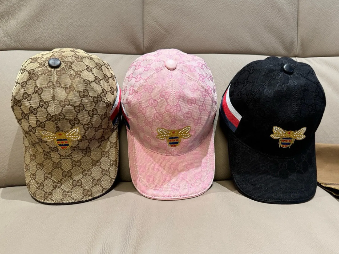 p90, Gucci (Gucci) original baseball cap, little bee embroidery, 1:1 mold customization, heavy embroidery, details comparable to counters, original canvas + first-layer cowhide, pure cotton lining, great quality! The first choice for handsome men and beautiful women, fashionable and versatile. Basic head circumference 56, adjustable patch