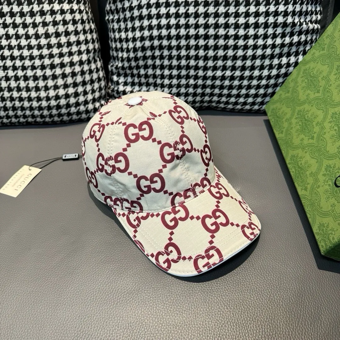 P90 new model shipped from the official website, Gucci's latest original baseball cap, large double G, 1:1 mold customization at the counter, perfect alignment, original canvas fabric + first-layer cowhide, light and breathable! The basic head circumference is 56cm, and the patch is adjustable.