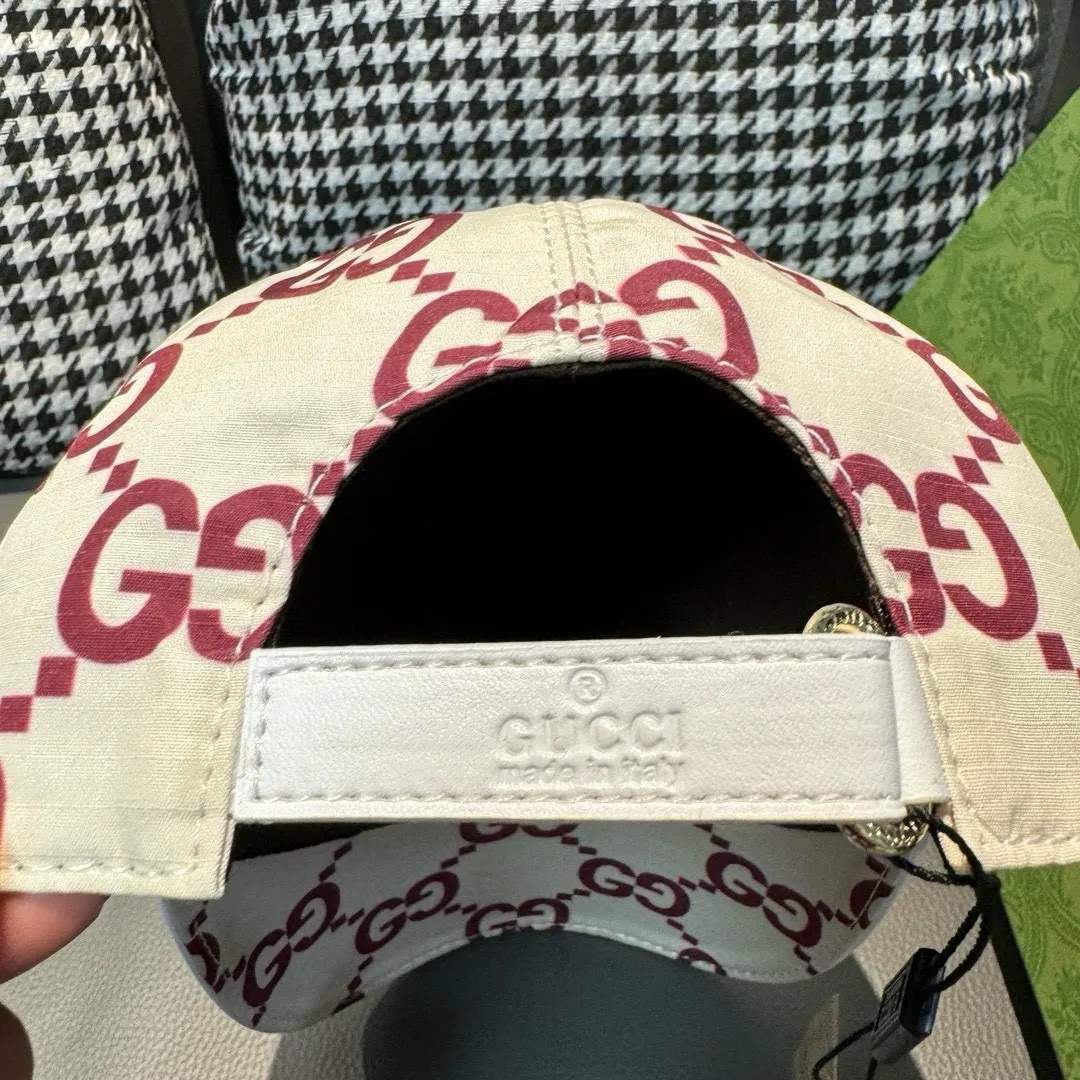 P90 new model shipped from the official website, Gucci's latest original baseball cap, large double G, 1:1 mold customization at the counter, perfect alignment, original canvas fabric + first-layer cowhide, light and breathable! The basic head circumference is 56cm, and the patch is adjustable.