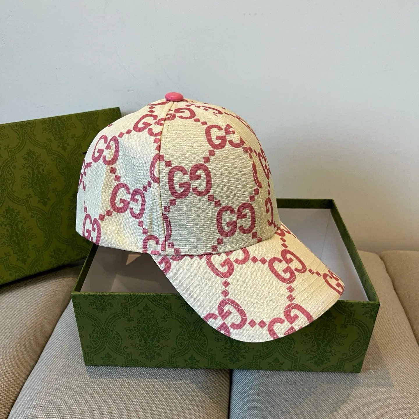 P60 Gucci Baseball Cap♥️GUCCI🧢New product from the official website, baseball cap, original quality, very popular 🔥🎩 The craftsmanship is very exquisite, high-end and classy! Low-key luxury, easy to carry! Running volume!