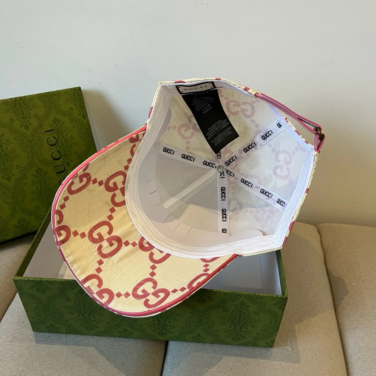 P60 Gucci Baseball Cap♥️GUCCI🧢New product from the official website, baseball cap, original quality, very popular 🔥🎩 The craftsmanship is very exquisite, high-end and classy! Low-key luxury, easy to carry! Running volume!
