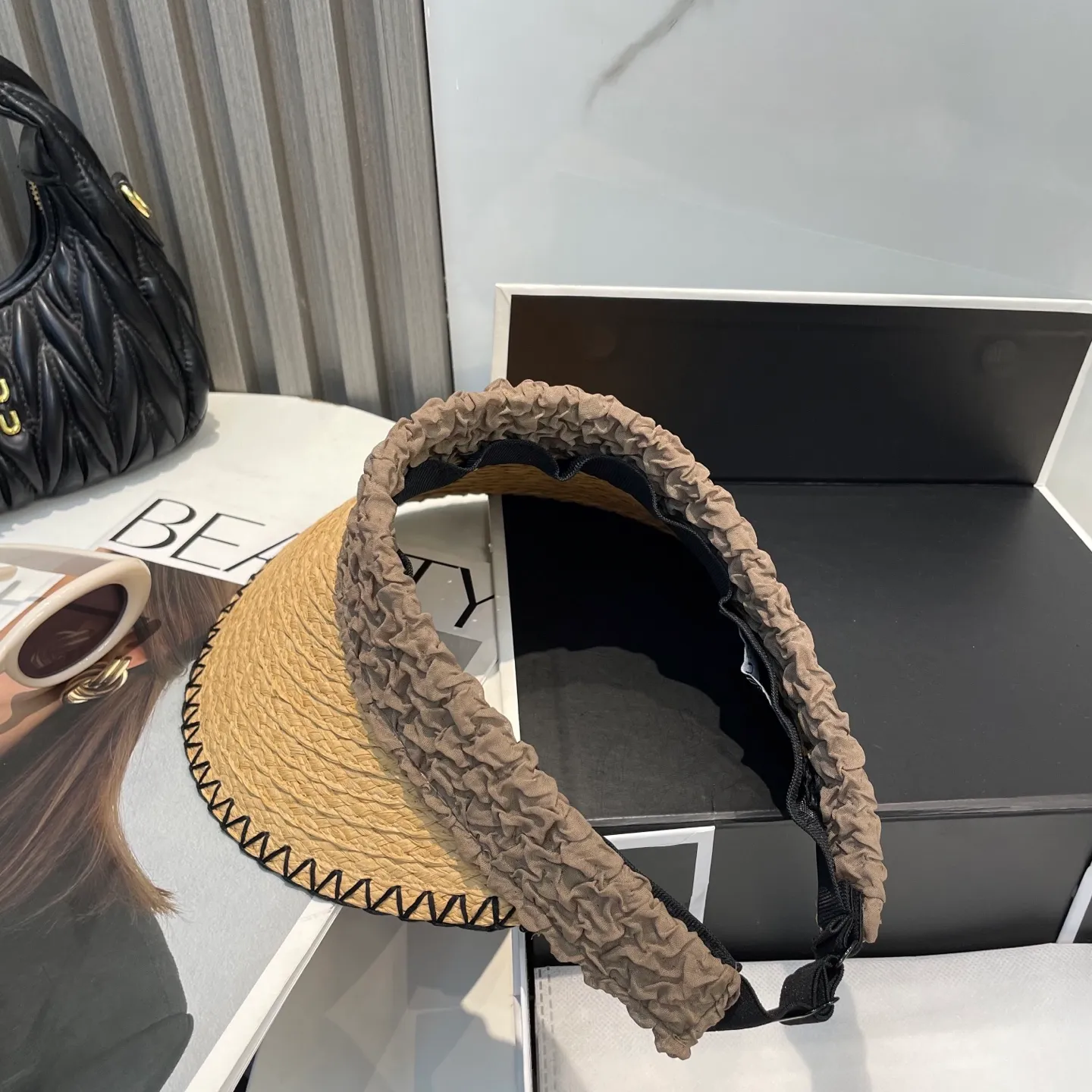 P70 Gucci's new empty top hat, sweet style 💙Because the hat is hollow, it won't feel stuffy in summer and it doesn't pick up your hairstyle and face shape! The sun protection effect is no less than that of a professional sun protection cloth hat. Just buy the western style one🙄