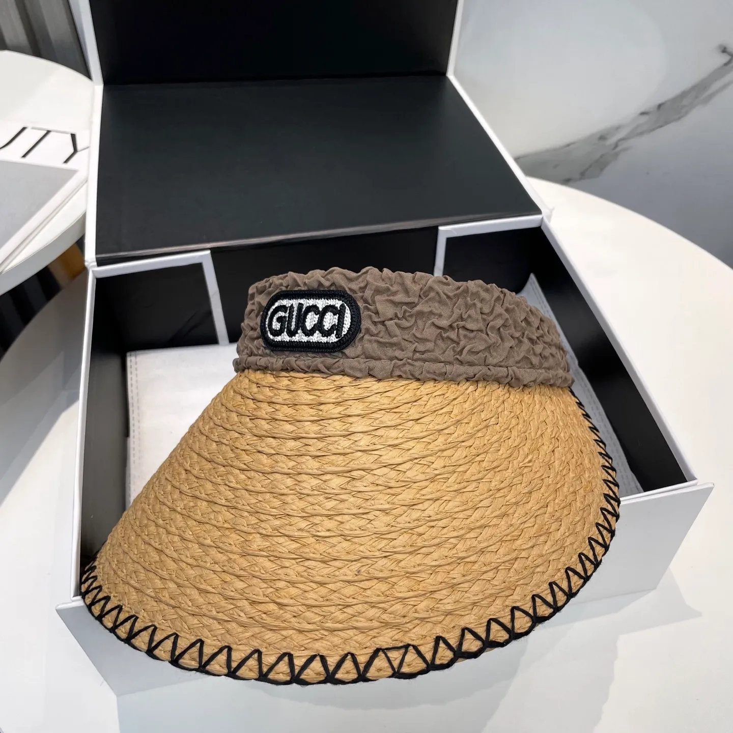 P70 Gucci's new empty top hat, sweet style 💙Because the hat is hollow, it won't feel stuffy in summer and it doesn't pick up your hairstyle and face shape! The sun protection effect is no less than that of a professional sun protection cloth hat. Just buy the western style one🙄