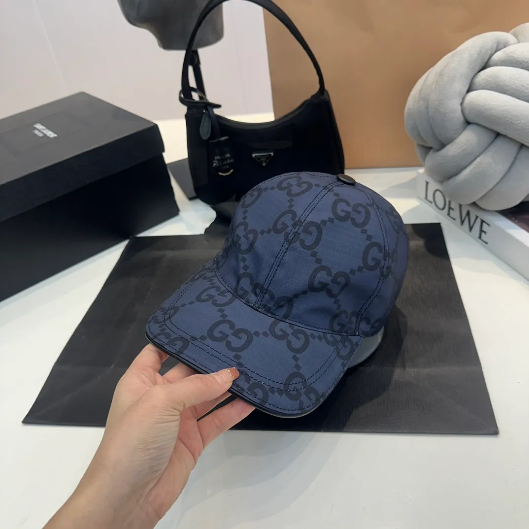 P80 Gucci (Gucci) new spring and summer original baseball cap, logo webbing, 1:1 mold customization, original canvas fabric + first-layer cowhide, popular purchasing agent, versatile style for men and women, great quality! Basic head circumference 56, adjustable patch