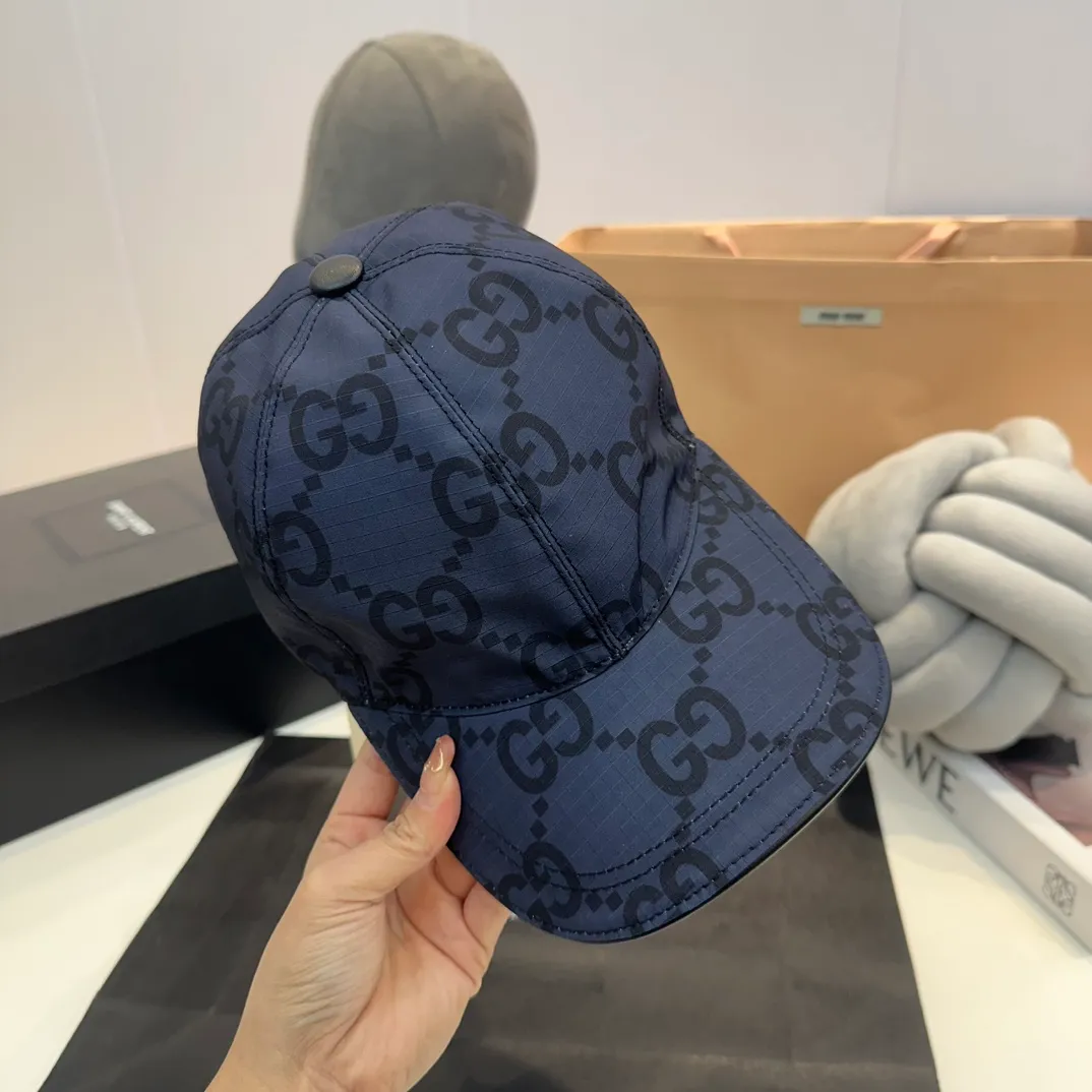 P80 Gucci (Gucci) new spring and summer original baseball cap, logo webbing, 1:1 mold customization, original canvas fabric + first-layer cowhide, popular purchasing agent, versatile style for men and women, great quality! Basic head circumference 56, adjustable patch