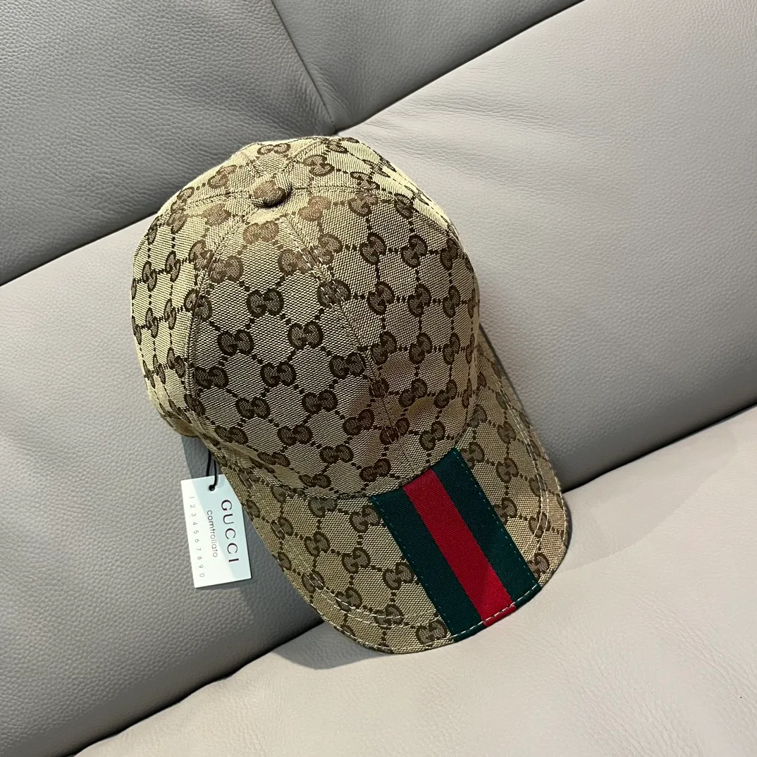 New model shipped! P90, the latest original baseball cap from Gucci, with wide webbing. 1:1 mold opening and customization at the counter, the highest version, original canvas fabric + first-layer cowhide, light and breathable! Photographed in real life, suitable for men and women in all seasons, basic head circumference 56cm, adjustable patches.