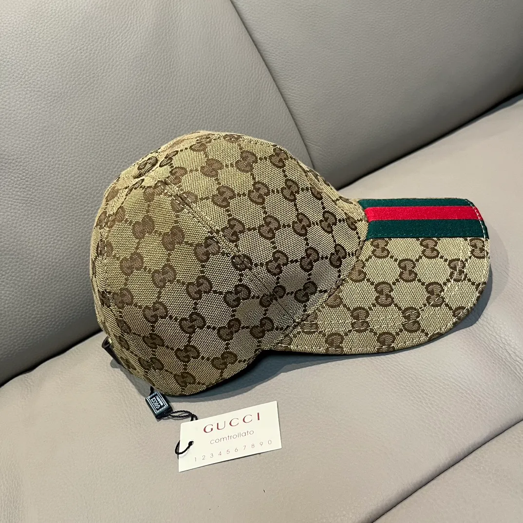 New model shipped! P90, the latest original baseball cap from Gucci, with wide webbing. 1:1 mold opening and customization at the counter, the highest version, original canvas fabric + first-layer cowhide, light and breathable! Photographed in real life, suitable for men and women in all seasons, basic head circumference 56cm, adjustable patches.