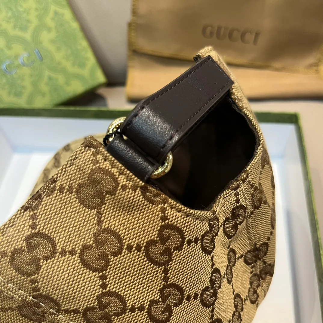 New model shipped! P90, the latest original baseball cap from Gucci, with wide webbing. 1:1 mold opening and customization at the counter, the highest version, original canvas fabric + first-layer cowhide, light and breathable! Photographed in real life, suitable for men and women in all seasons, basic head circumference 56cm, adjustable patches.