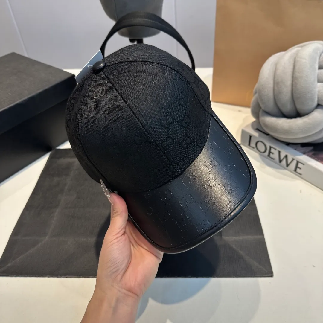 P56 Gucci Baseball Cap♥️GUCCI🧢New product from the official website, baseball cap, original quality, hot arrival 🔥🎩 The craftsmanship is very exquisite, high-end and classy! Low-key luxury, easy to carry! Running volume!