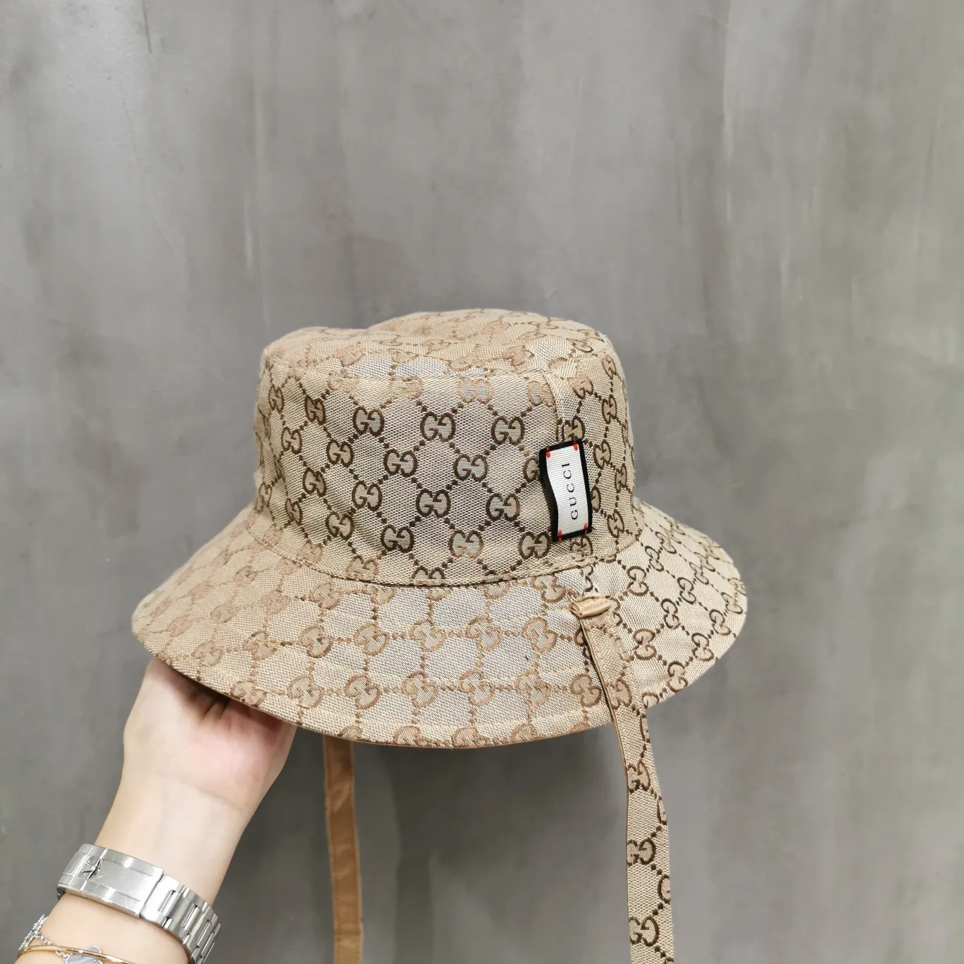Special batch of 64 GUCCI 2020 men's and women's double-sided strap bucket hats, new personalized design, straps can be moved on both sides, satin ➕ presbyopia combination, versatile and fashionable! One side can be worn in all seasons! Head circumference:57cm