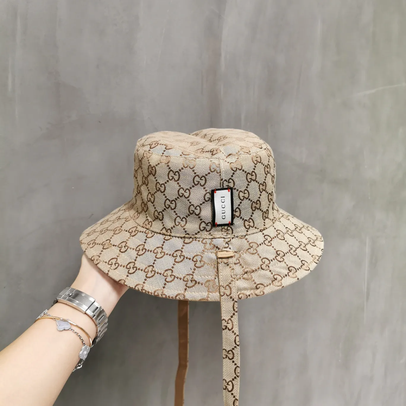 Special batch of 64 GUCCI 2020 men's and women's double-sided strap bucket hats, new personalized design, straps can be moved on both sides, satin ➕ presbyopia combination, versatile and fashionable! One side can be worn in all seasons! Head circumference:57cm