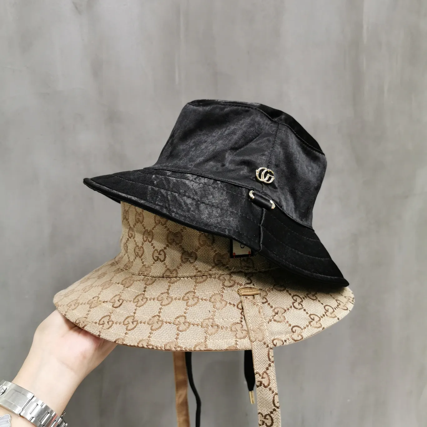 Special batch of 64 GUCCI 2020 men's and women's double-sided strap bucket hats, new personalized design, straps can be moved on both sides, satin ➕ presbyopia combination, versatile and fashionable! One side can be worn in all seasons! Head circumference:57cm