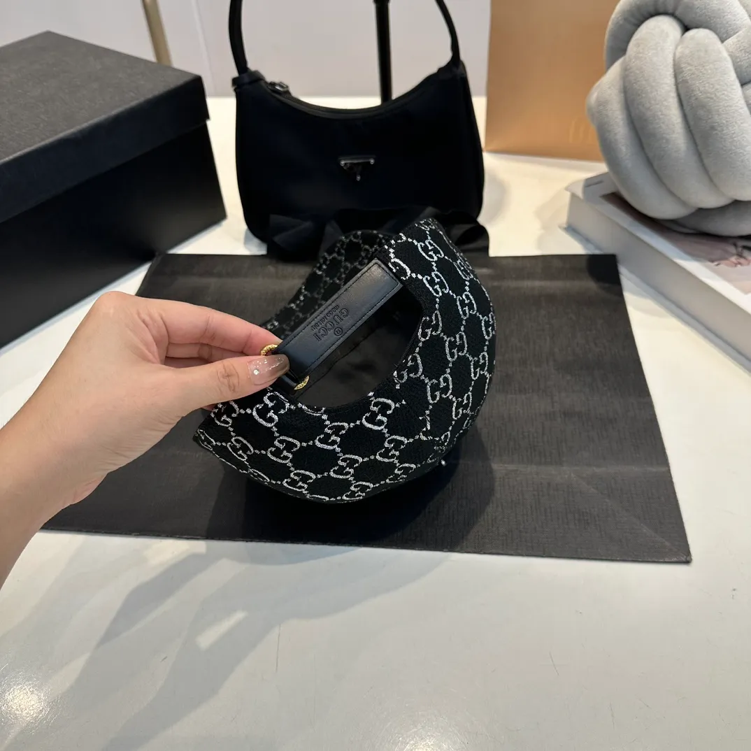 P70 Gucci baseball cap♥️GUCCI🧢New product from the official website, baseball cap, original quality, very popular 🔥🎩 The craftsmanship is very exquisite, high-end and classy! Low-key luxury, easy to carry! Running volume!