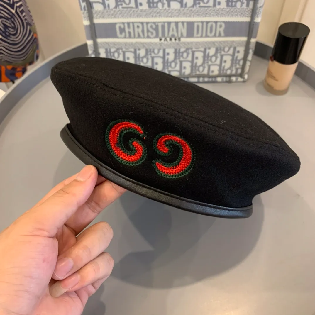 P90 GUCCI wool embroidered letter beret, high quality customization! Personalized three-dimensional embroidered logo, showing high quality! Fashionable colors! Mix and match as you like without stepping on any trap! Material: 100% wool Head circumference: 57cm