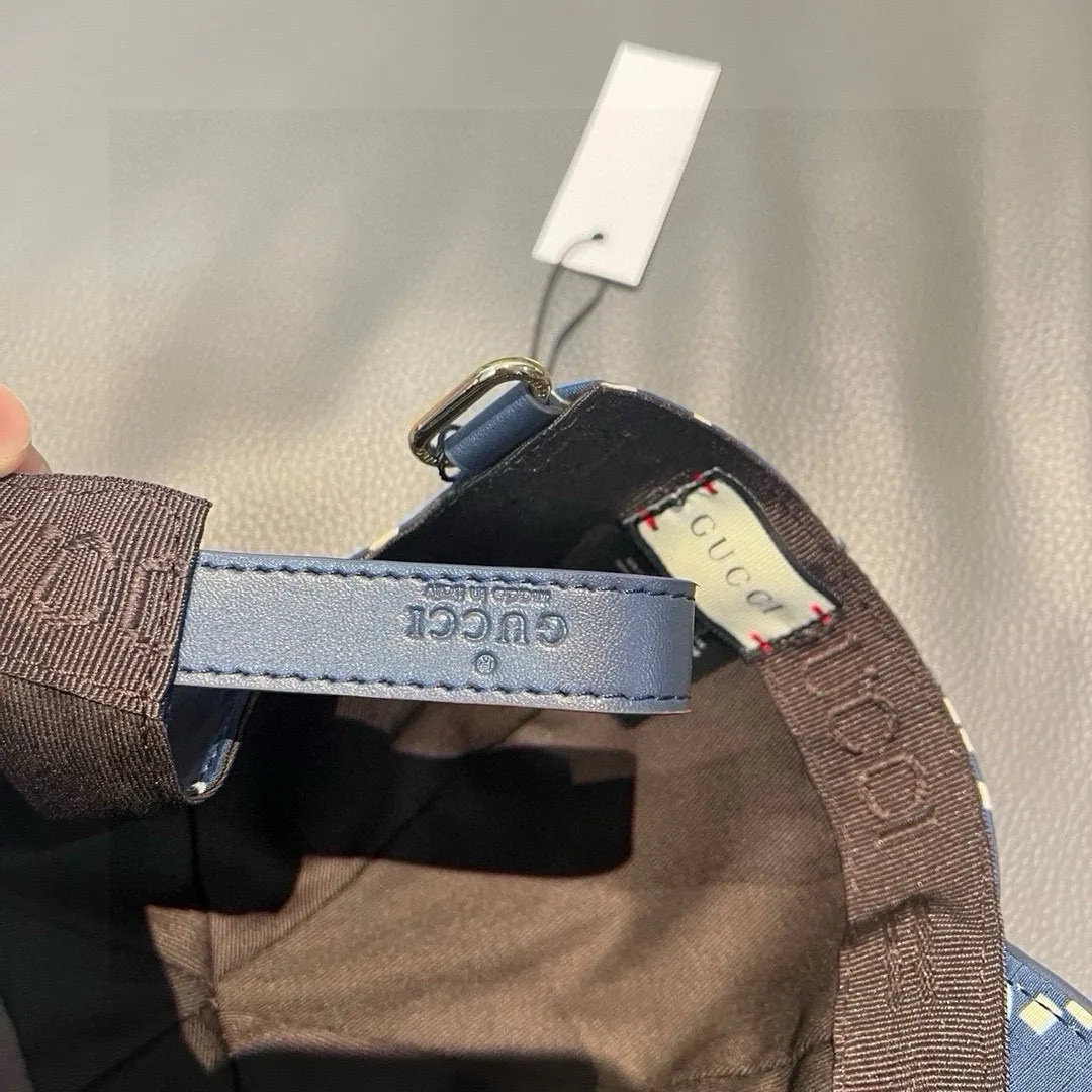 Batch 90, new model shipped from the official website, with packaging bag, Gucci's latest original baseball cap, large double G, 1:1 mold customization at the counter, perfect pattern, original canvas fabric + first-layer cowhide, light and breathable! The basic head circumference is 56cm, and the patch is adjustable.