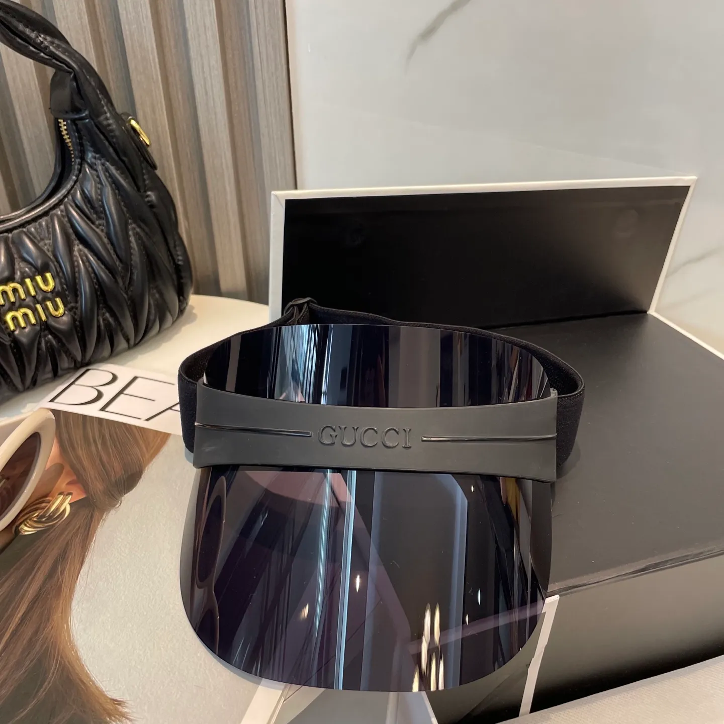 P90 is in stock and shipped in seconds. Gucci’s hot-selling glasses hat is finally here. Sun visor is a revolution in summer! The only fashionable sun hat that blocks UV rays and dark spots, becomes a new weapon to save your skin, and is so fashionable and versatile! The latest dior sun hat! Stylish, good-looking and sun-protective! This color is hard to find at counters