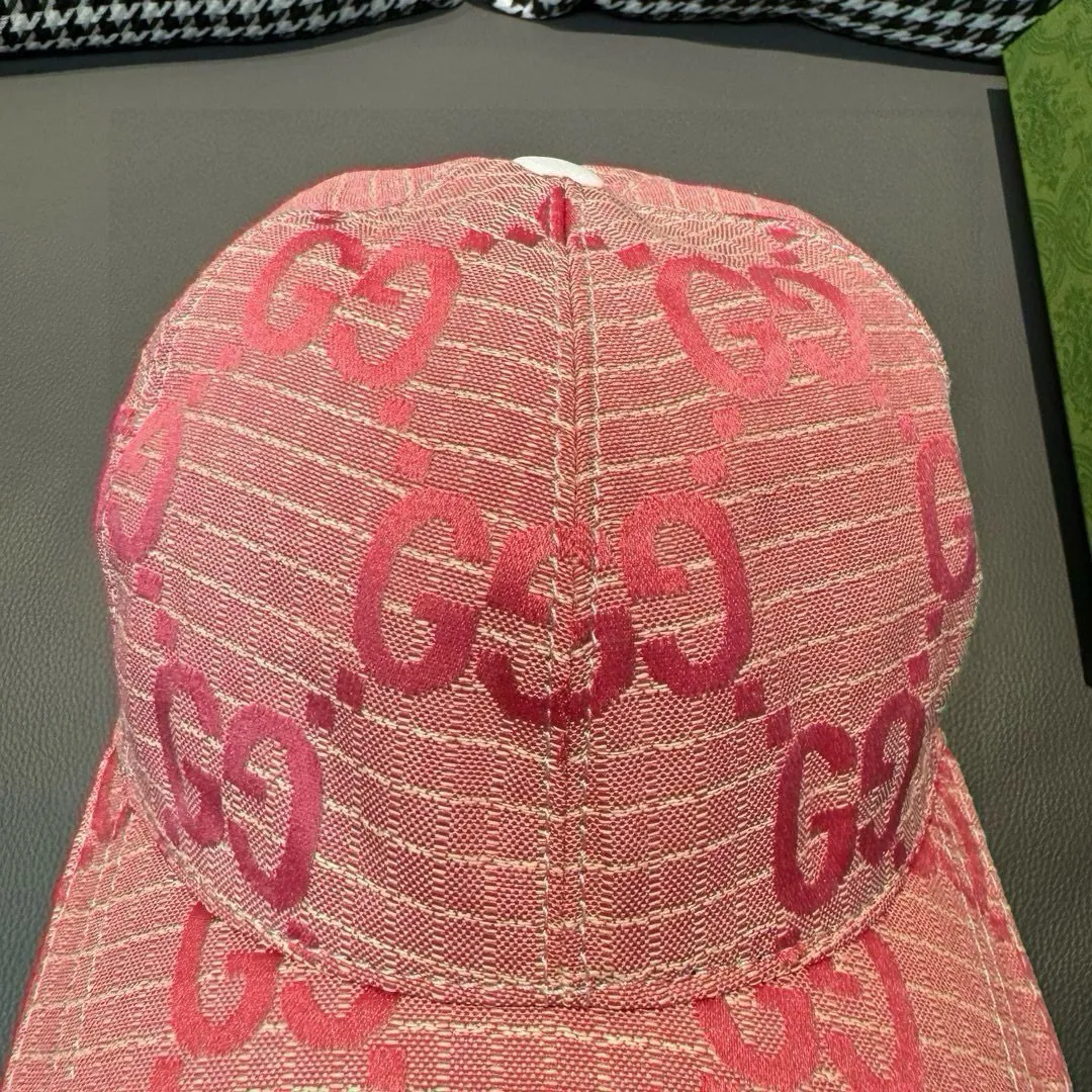 p90 New model shipped from official website. Gucci's latest original baseball cap, large double G, 1:1 mold customization at the counter, perfect alignment, original canvas fabric + first-layer cowhide, light and breathable! The basic head circumference is 56cm, and the patch is adjustable.