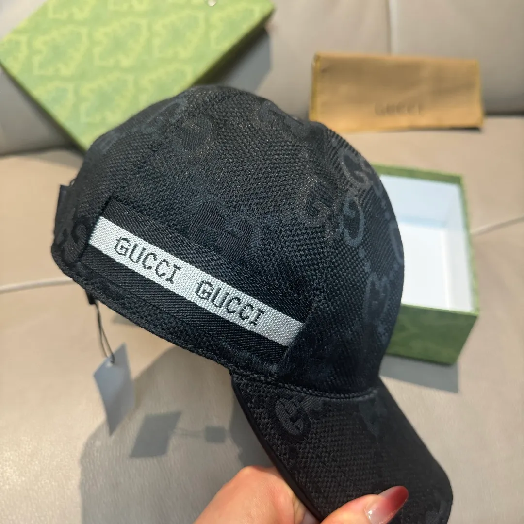 p90., Gucci Gucci’s new original baseball cap, large double G, 1:1 mold opening and customization at the counter, perfect matching pattern, original canvas fabric + first-layer cowhide, light and breathable! The basic head circumference is 56cm, and the patch is adjustable.