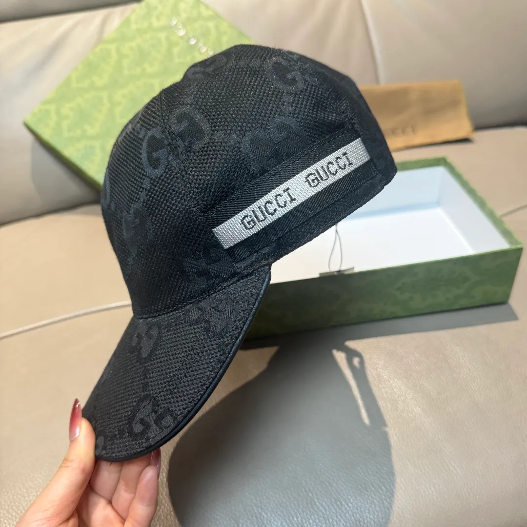 p90., Gucci Gucci’s new original baseball cap, large double G, 1:1 mold opening and customization at the counter, perfect matching pattern, original canvas fabric + first-layer cowhide, light and breathable! The basic head circumference is 56cm, and the patch is adjustable.
