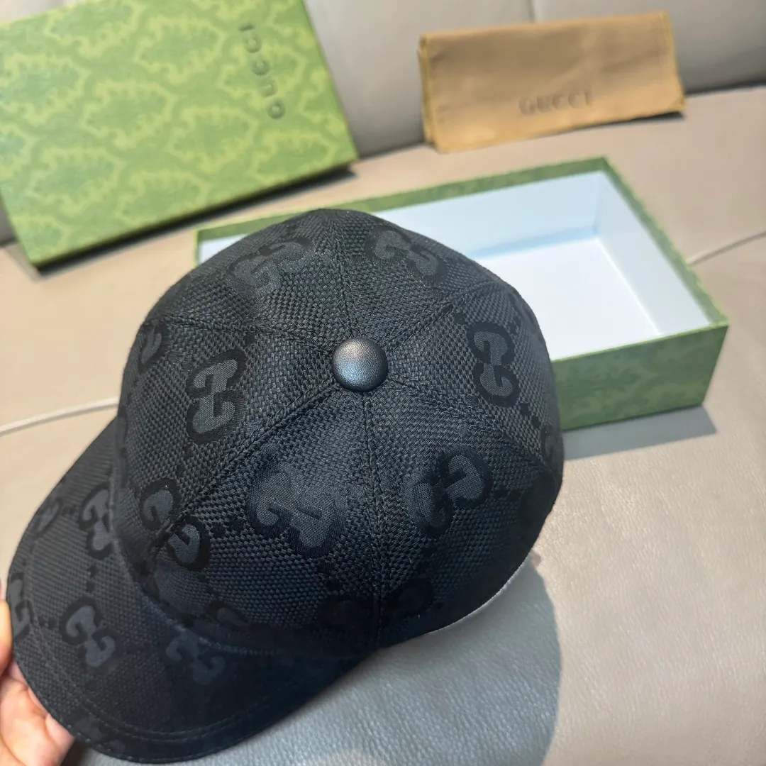 p90., Gucci Gucci’s new original baseball cap, large double G, 1:1 mold opening and customization at the counter, perfect matching pattern, original canvas fabric + first-layer cowhide, light and breathable! The basic head circumference is 56cm, and the patch is adjustable.