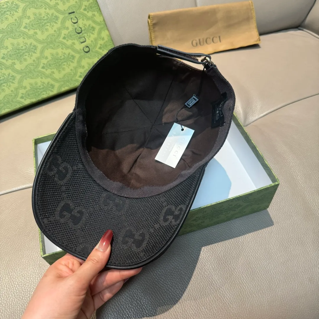 p90., Gucci Gucci’s new original baseball cap, large double G, 1:1 mold opening and customization at the counter, perfect matching pattern, original canvas fabric + first-layer cowhide, light and breathable! The basic head circumference is 56cm, and the patch is adjustable.