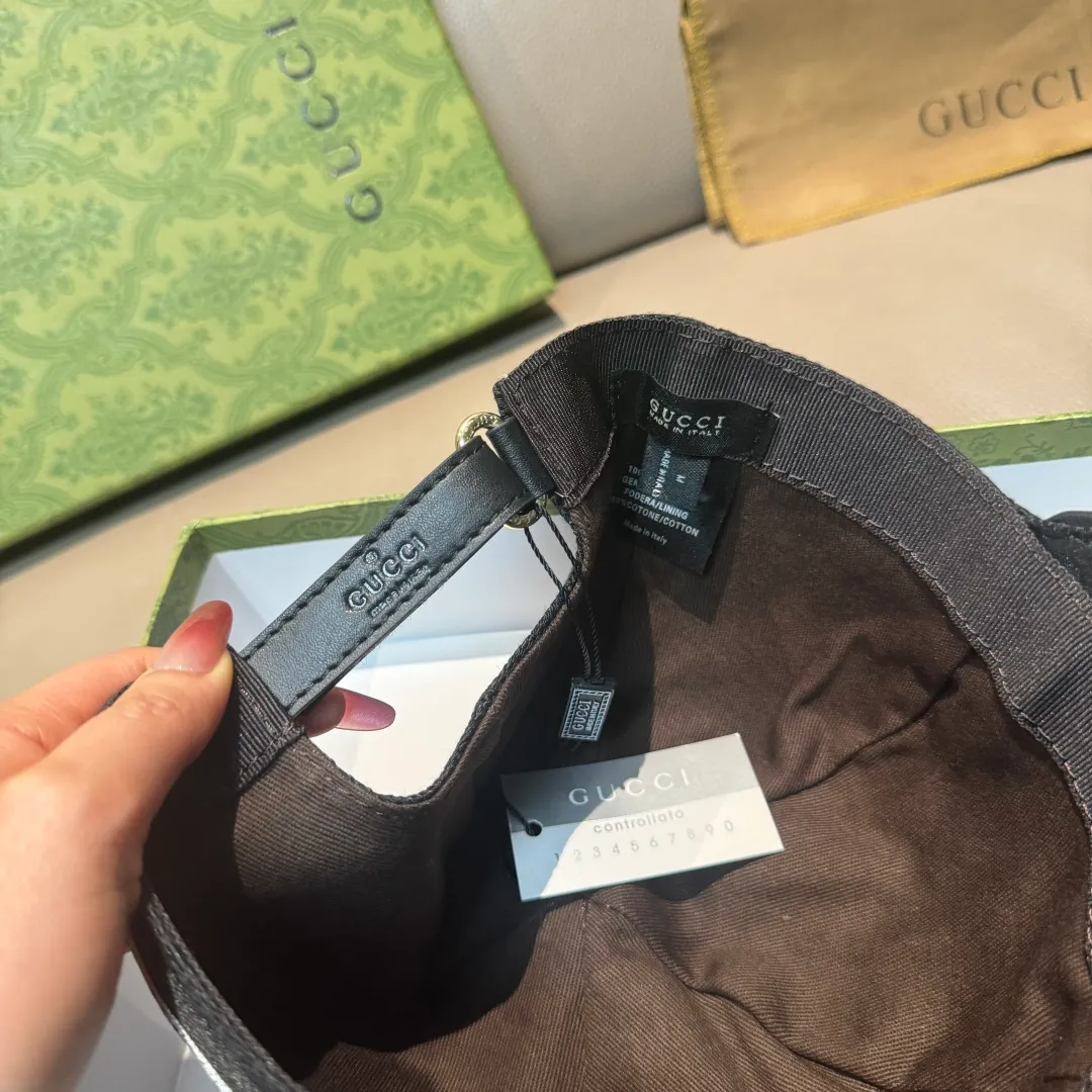 p90., Gucci Gucci’s new original baseball cap, large double G, 1:1 mold opening and customization at the counter, perfect matching pattern, original canvas fabric + first-layer cowhide, light and breathable! The basic head circumference is 56cm, and the patch is adjustable.