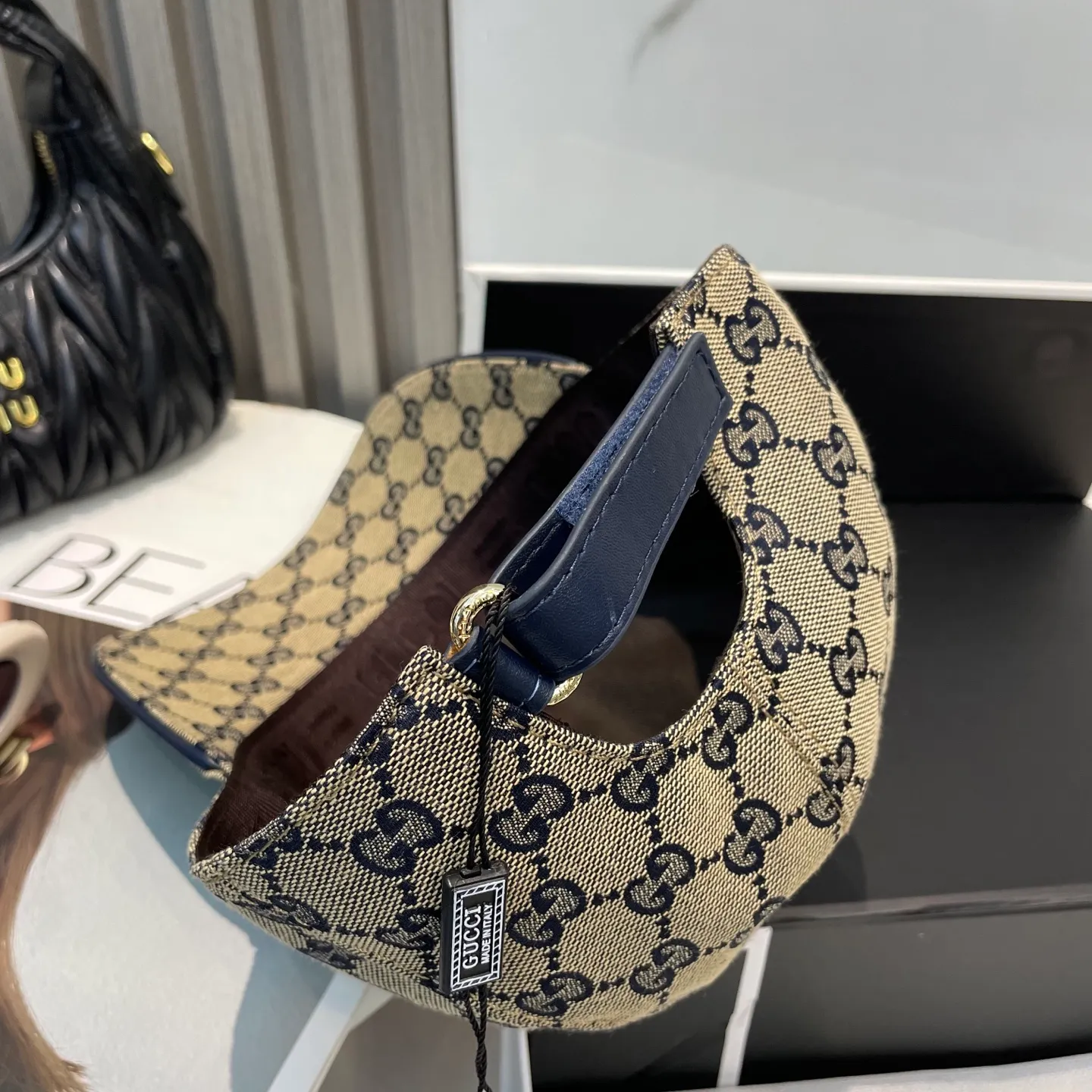 P96 Gucci's new original baseball cap, 1:1 mold opening and customization at the counter, original canvas fabric + first-layer cowhide, light and breathable! The basic head circumference is 56cm, and the patch is adjustable.