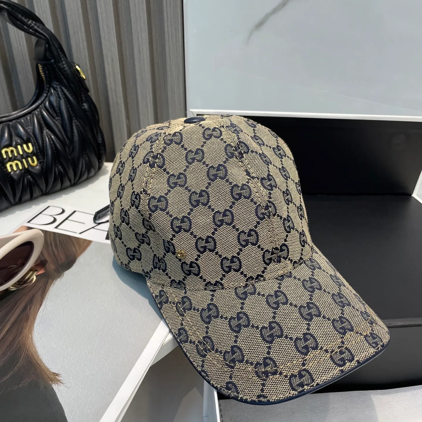 P96 Gucci's new original baseball cap, 1:1 mold opening and customization at the counter, original canvas fabric + first-layer cowhide, light and breathable! The basic head circumference is 56cm, and the patch is adjustable.