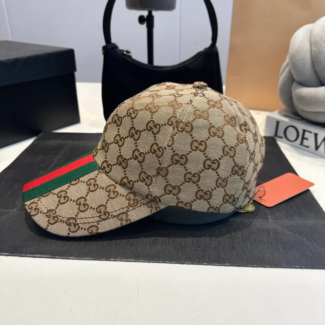 P70 original version shipped! Gucci's latest original baseball cap with wide webbing. 1:1 mold opening and customization at the counter, the highest version, original canvas fabric + first-layer cowhide, light and breathable! Photographed in real life, suitable for men and women in all seasons, basic head circumference 56