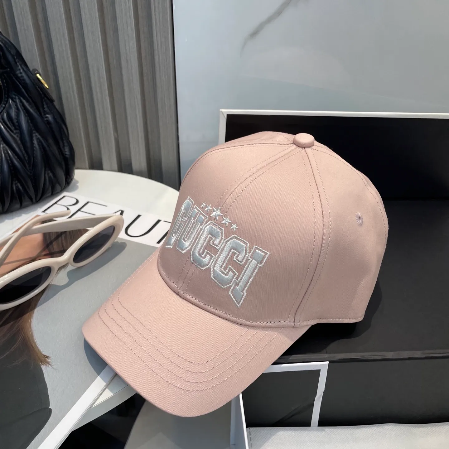 P66 original quality GUCCI Gucci Baseball Cap🧢Official website new product Gucci Baseball Cap🧢is coming soon. The craftsmanship is very exquisite, high-end and classy! Low-key luxury, easy to carry! Running volume!