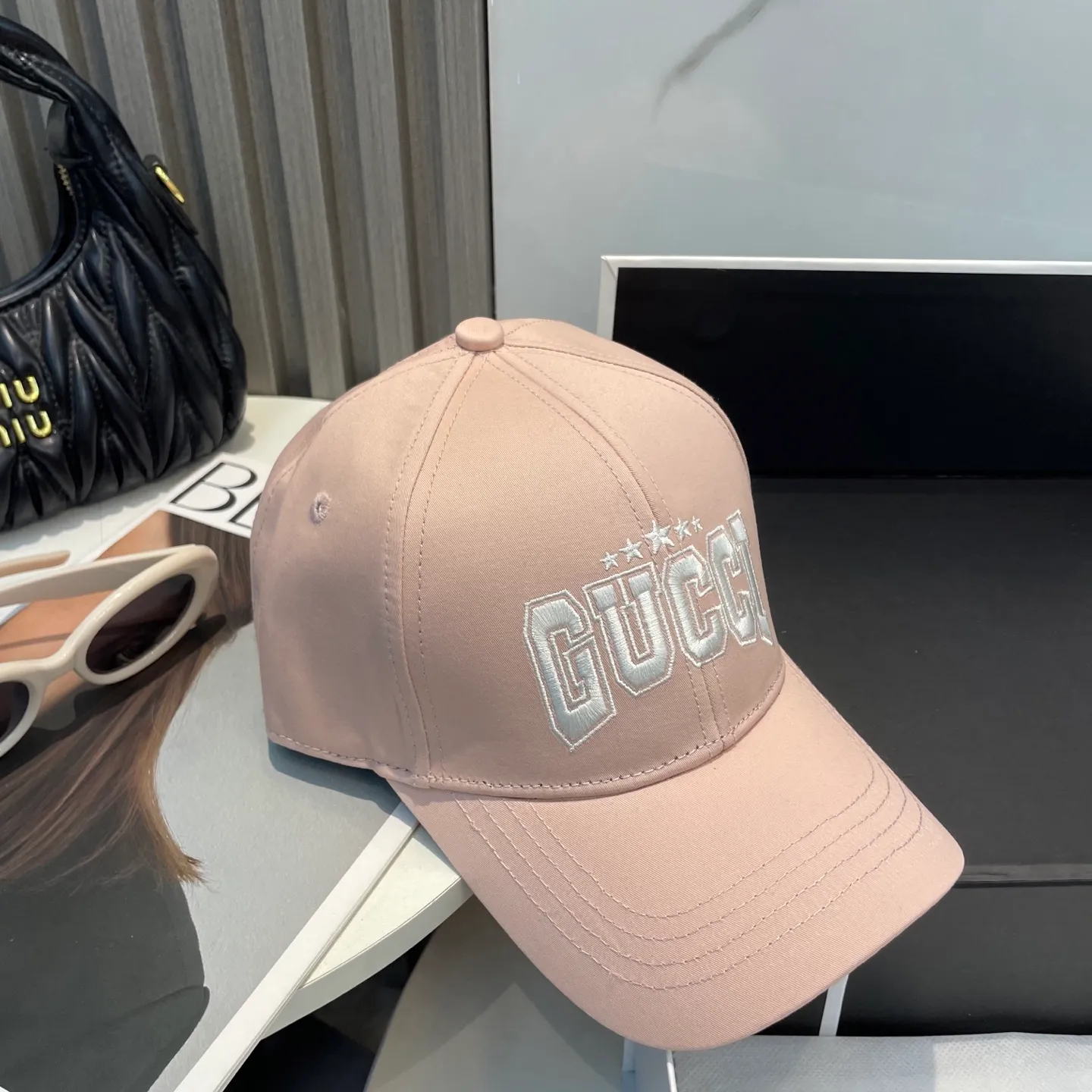 P66 original quality GUCCI Gucci Baseball Cap🧢Official website new product Gucci Baseball Cap🧢is coming soon. The craftsmanship is very exquisite, high-end and classy! Low-key luxury, easy to carry! Running volume!