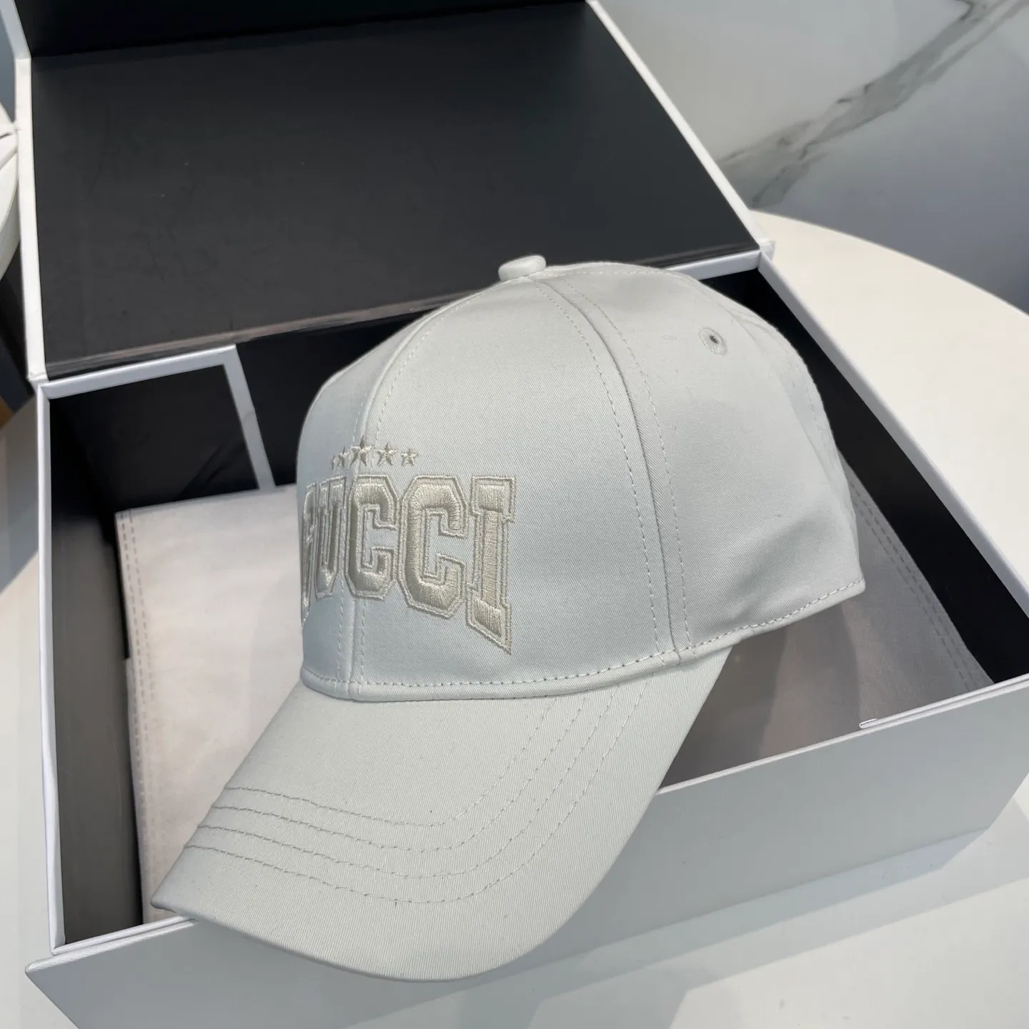 P66 original quality GUCCI Gucci Baseball Cap🧢Official website new product Gucci Baseball Cap🧢is coming soon. The craftsmanship is very exquisite, high-end and classy! Low-key luxury, easy to carry! Running volume!