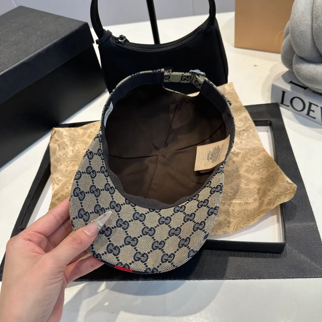 P1 million classic model shipped in new colors! Comes with a box bag, Gucci's classic original baseball cap😍😍Customized at a 1:1 mold at the counter, the highest version, original canvas fabric + first-layer cowhide, light and breathable! Photographed in real life, suitable for men and women in all seasons, basic head circumference 56cm, adjustable patches.