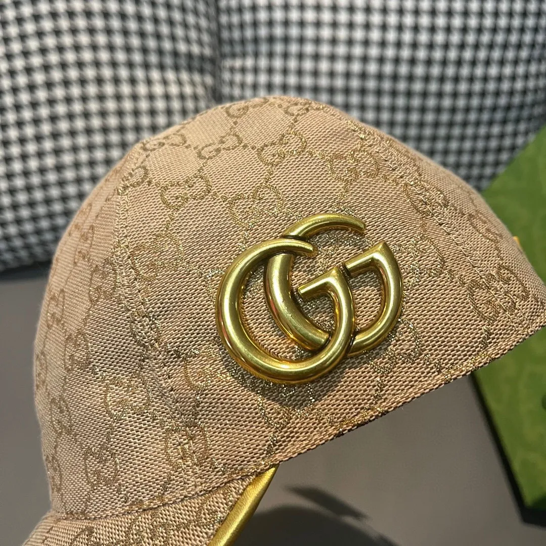 🉐️90 Comes with a packaging bag, Gucci's new original baseball cap, metal double G, the latest model at the counter, 1:1 custom molding, genuine molding hardware, original canvas fabric + first-layer cowhide, original quality! The quality is great, the basic head circumference is 56cm, and the patch is adjustable.