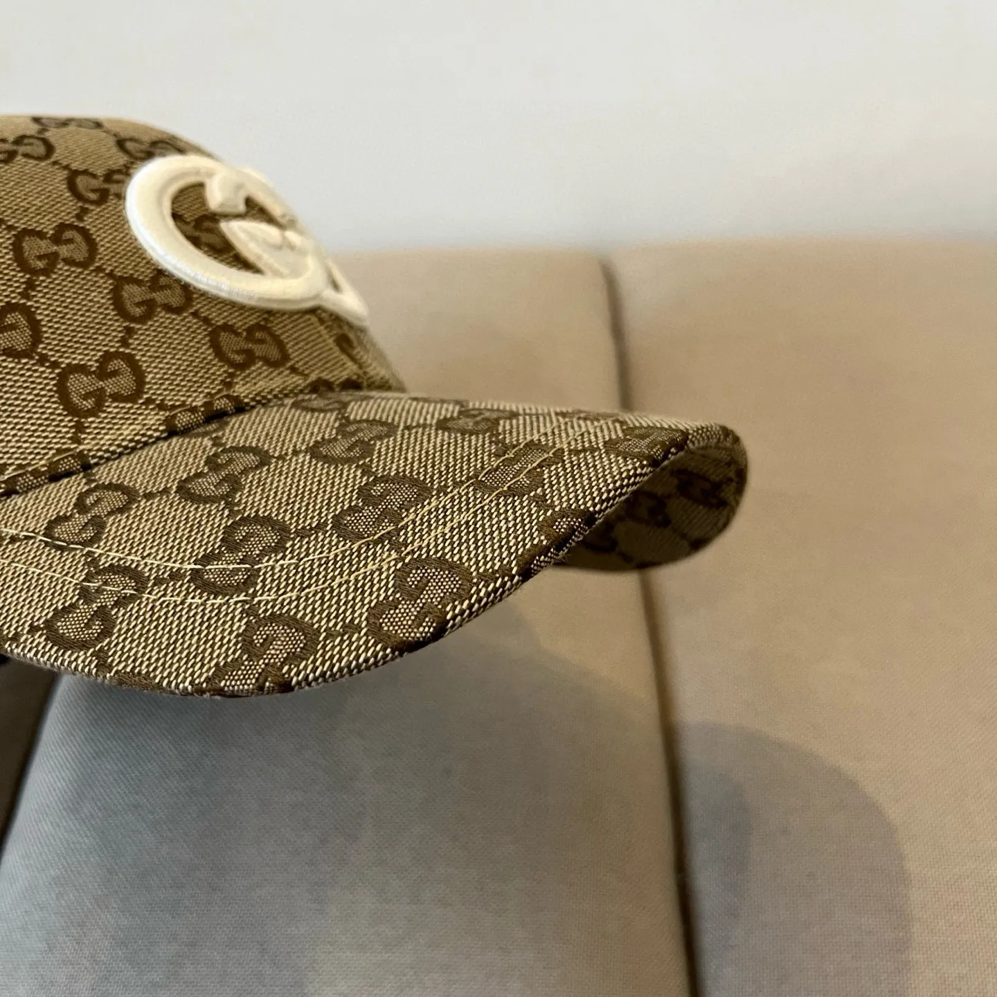 P60 Gucci Baseball Cap♥️GUCCI🧢New product from the official website, baseball cap, original quality, very popular 🔥🎩 The craftsmanship is very exquisite, high-end and classy! Low-key luxury, easy to carry! Running volume!